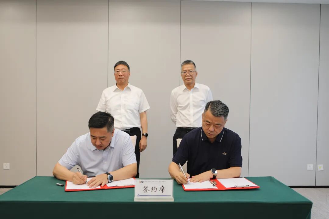 徐工集團(tuán)與云南機(jī)場集團(tuán)簽署戰(zhàn)略合作協(xié)議