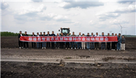 黑土田间秀科技！黑龙江绥棱县组织观摩中科原动力智能农机具整地播种作业